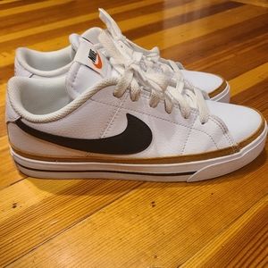 Womens Nike court legacy